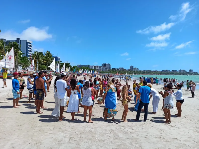 Os fiéis levam oferendas em barcos para lançarem ao mar para que Iemanjá as receba