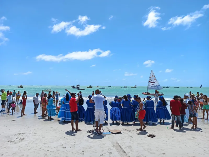 Os fiéis levam oferendas em barcos para lançarem ao mar para que Iemanjá as receba