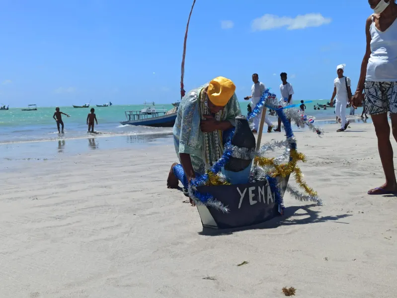 Os fiéis levam oferendas em barcos para lançarem ao mar para que Iemanjá as receba