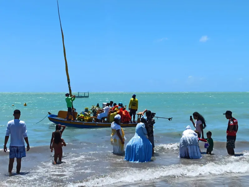 Os fiéis levam oferendas em barcos para lançarem ao mar para que Iemanjá as receba