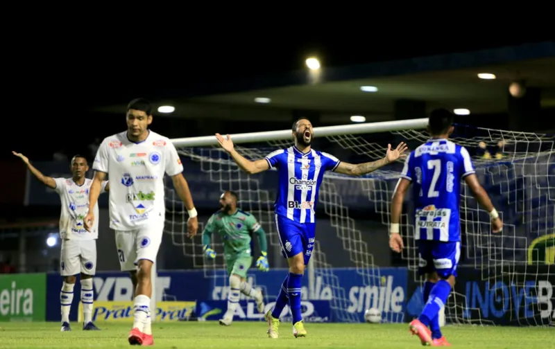 CSA vence o Cruzeiro-AL e amplia distância para adversários na liderança do Alagoano: 2 a 0