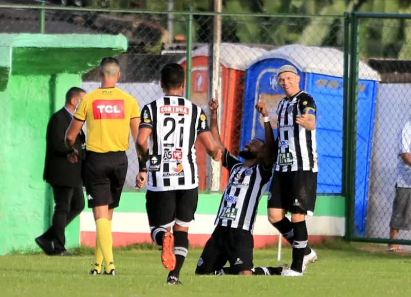 Diego Rosa vibra ao lado de Júnior Viçosa após marcar gol da vitória