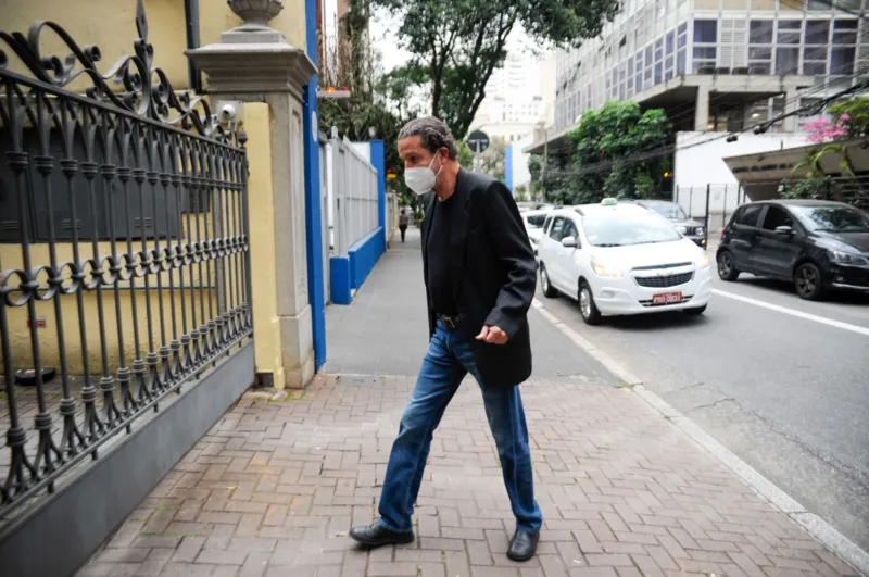 Amigos dão o último adeus a Jô Soares