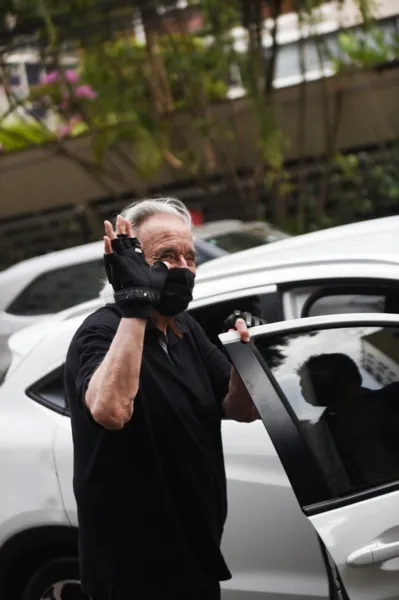 Amigos dão o último adeus a Jô Soares