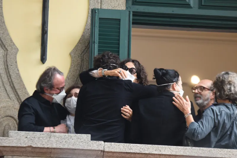 Amigos dão o último adeus a Jô Soares