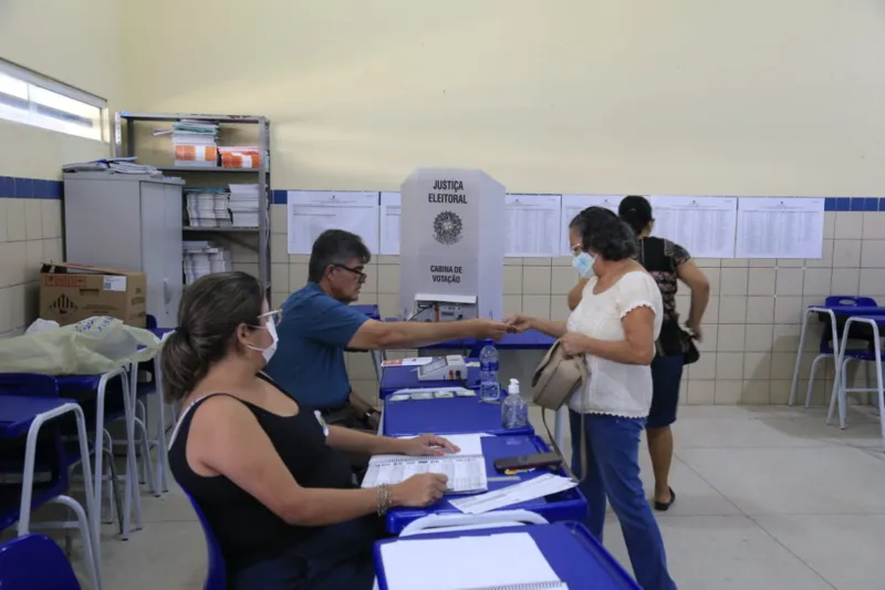 Eleitores alagoanos deram os primeiros votos a partir das 8h, seguindo até as 17h