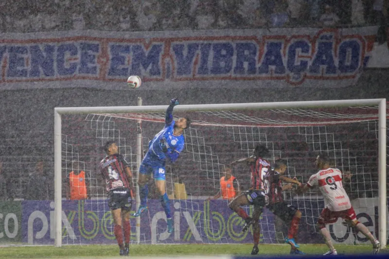 Na despedida da temporada 2022, mas tranquilo na tabela da Série B, CRB perde para o Bahia: 2 a 1