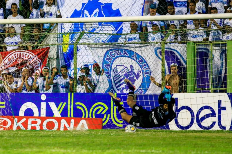 Paulo Ricardo pegou três pênaltis e garantiu o CSA na fase de grupos