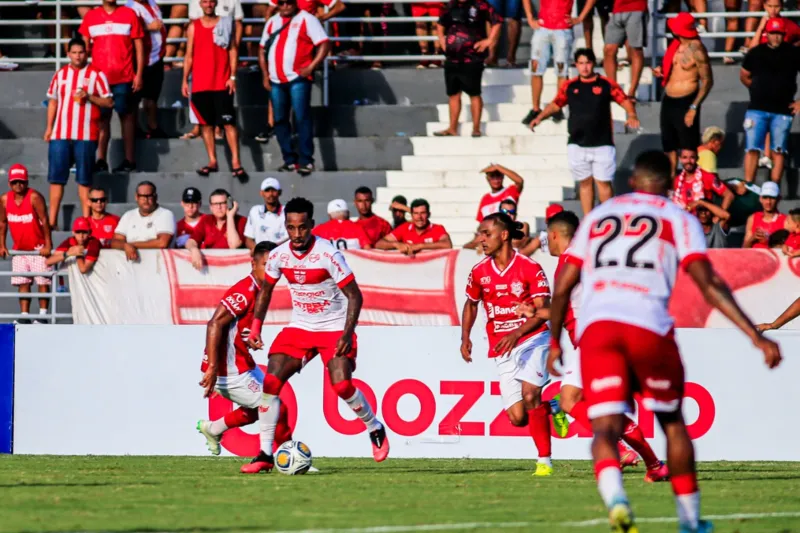 Momento do 1º tempo entre CRB e Sergipe
