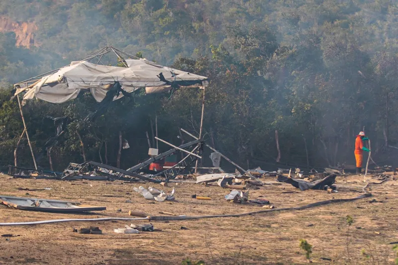 Imagens mostram que o incêndio atingiu grande parte da mata na região