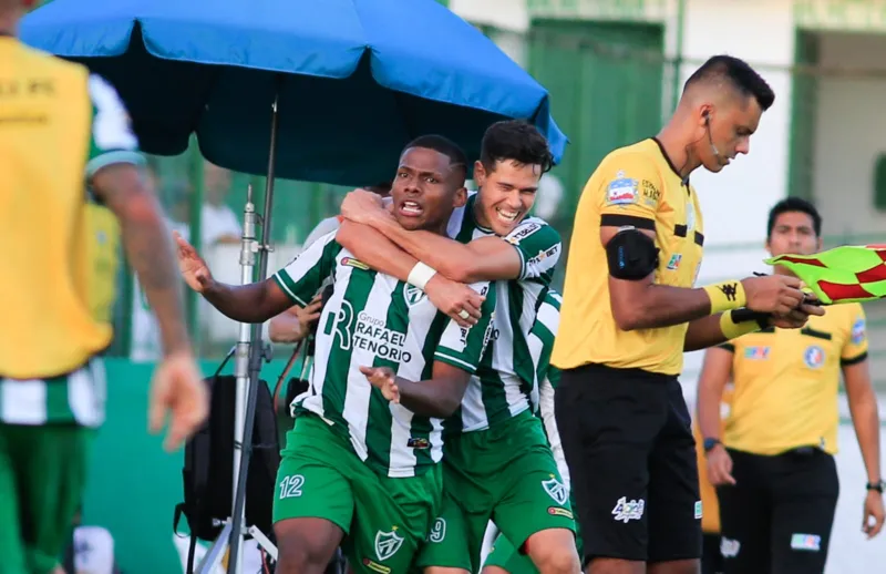 Palacios marcou um belo gol e deixou tudo igual no José Gomes da Costa