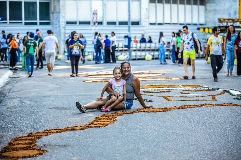 Fiéis percorrem ruas do Centro de Maceió em procissão