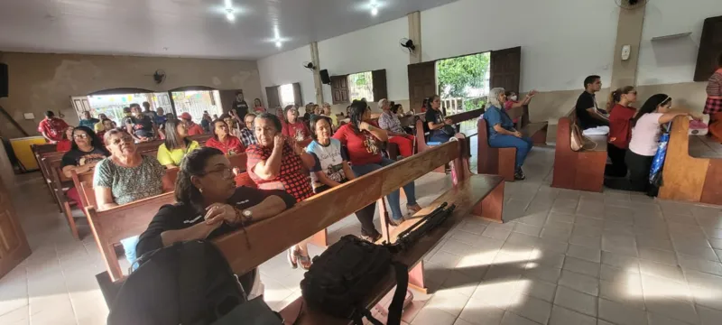 Fiéis em devoção a São Pedro