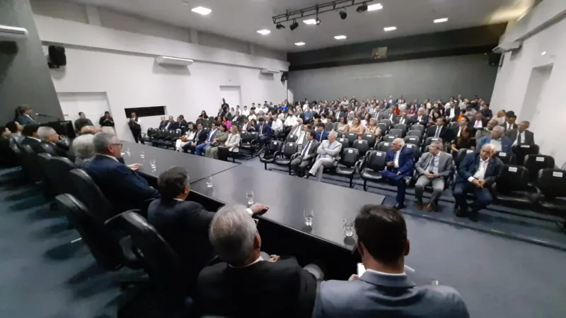 Lançamento de livro em homenagem a Fernando Tourinho reúne autoridades
