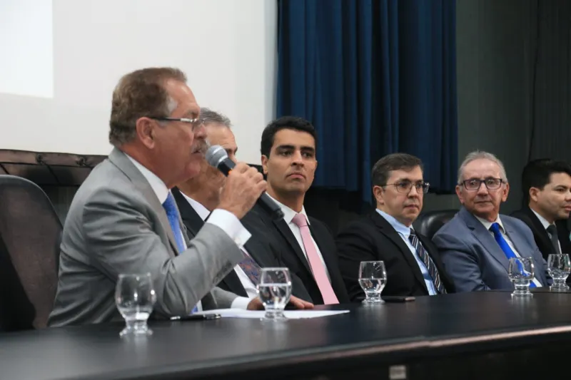 Lançamento de livro em homenagem a Fernando Tourinho reúne autoridades