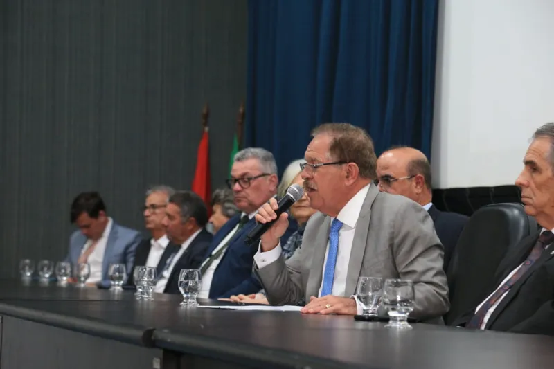 Lançamento de livro em homenagem a Fernando Tourinho reúne autoridades