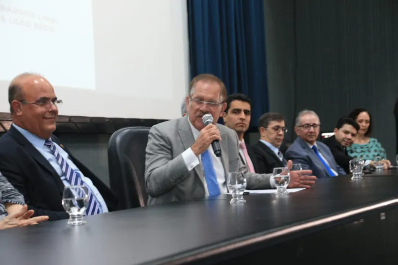 Lançamento de livro em homenagem a Fernando Tourinho reúne autoridades