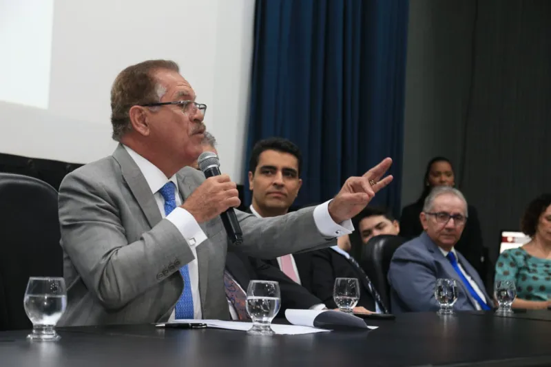 Lançamento de livro em homenagem a Fernando Tourinho reúne autoridades