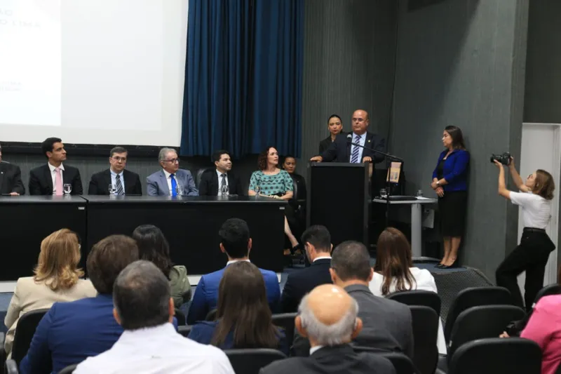 Lançamento de livro em homenagem a Fernando Tourinho reúne autoridades