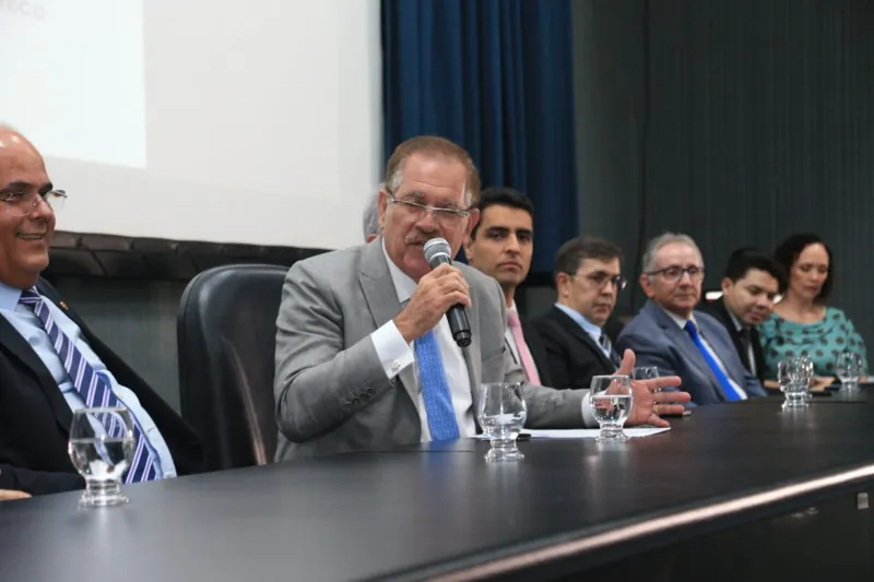 Lançamento de livro em homenagem a Fernando Tourinho reúne autoridades