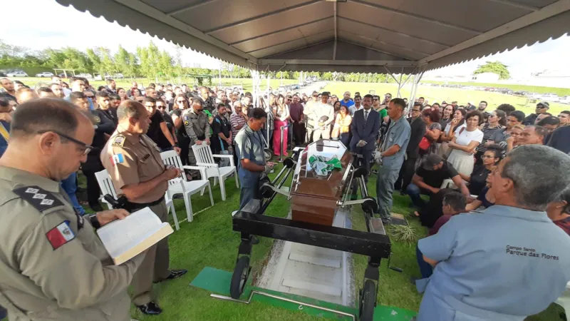 Emoção e revolta marcam sepultamento de PM alagoano morto no Rio