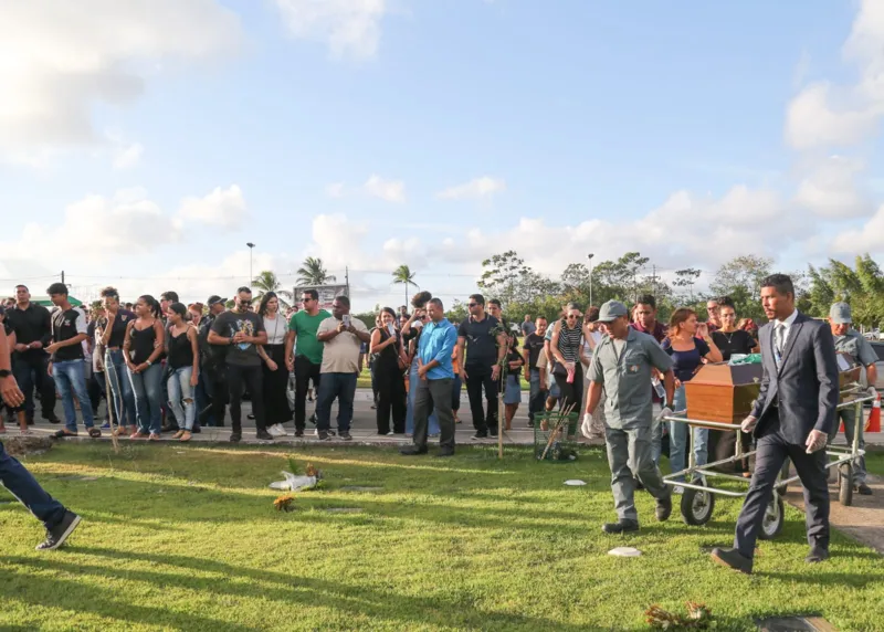 Emoção e revolta marcam sepultamento de PM alagoano morto no Rio