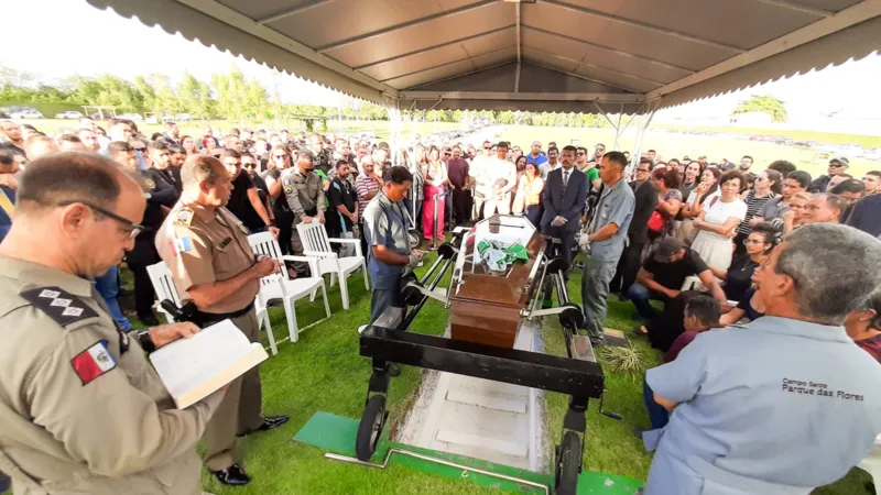 Emoção e revolta marcam sepultamento de PM alagoano morto no Rio
