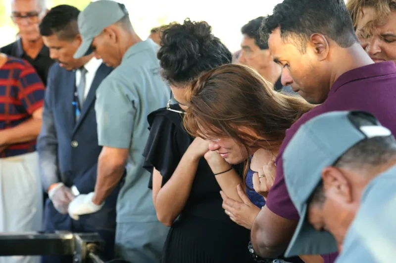 Emoção e revolta marcam sepultamento de PM alagoano morto no Rio