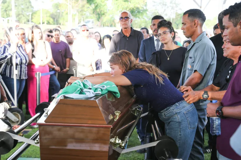Emoção e revolta marcam sepultamento de PM alagoano morto no Rio