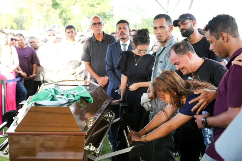 Emoção e revolta marcam sepultamento de PM alagoano morto no Rio