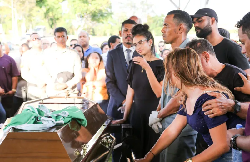 Emoção e revolta marcam sepultamento de PM alagoano morto no Rio