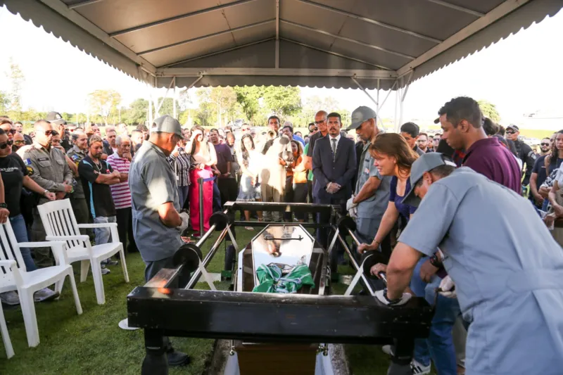 Emoção e revolta marcam sepultamento de PM alagoano morto no Rio