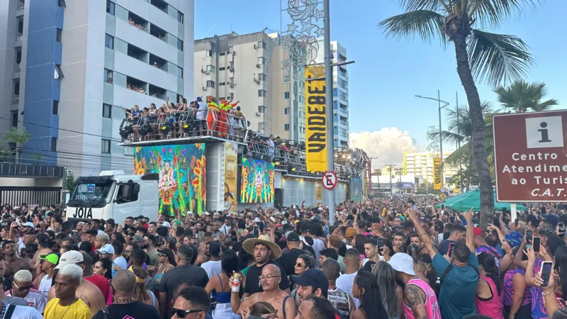 Multidão ocupa orla de Maceió no primeiro dia do ano.
