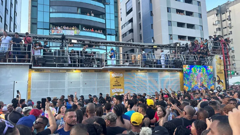 Multidão ocupa orla de Maceió no primeiro dia do ano.