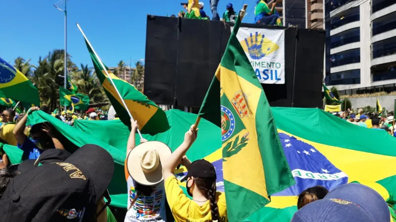 Atos a favor de Bolsonaro reúne multidão na orla de Maceió