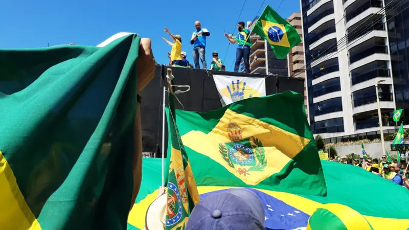 Pelo menos três trios elétricos, dezenas de carros e caminhonetes com as bandeiras do Brasil foram utilizados para acompanhar todo o percurso e servir de suporte para os discursos de representantes de movimentos conservadores, de direita e religiosos, alé