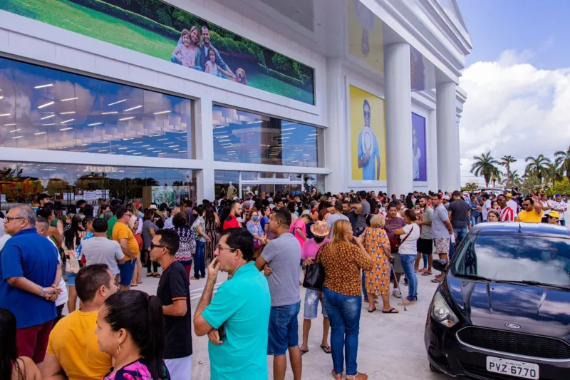 Público faz fila para conhecer a primeira loja da Havan em Maceió