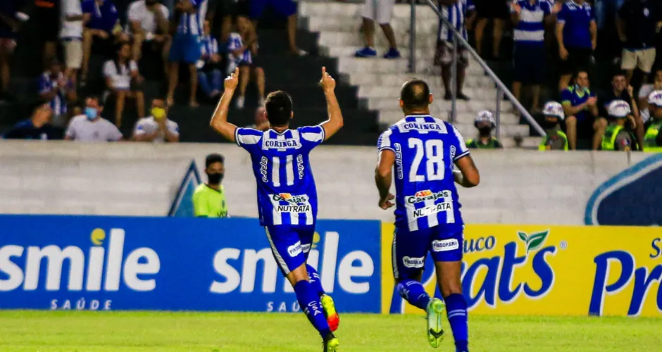 Osvaldo comemora 1º gol com a camisa do CSA, contra o Cruzeiro-Al, no Trapichão, pelo Estadual 2022