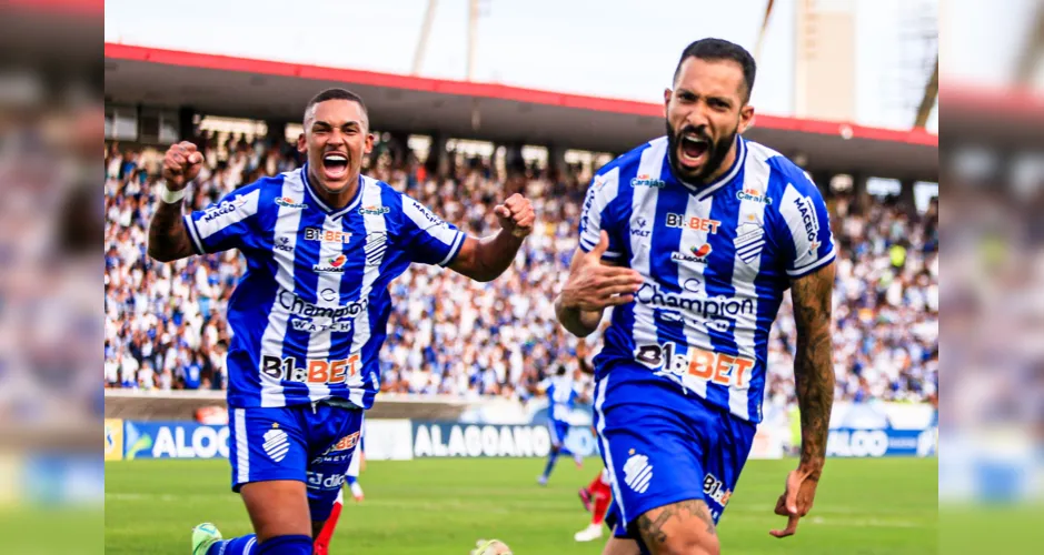 Lucas Barcelos e Rodrigo Rodrigues, nessa ordem, festejam gol do CSA no Trapichão