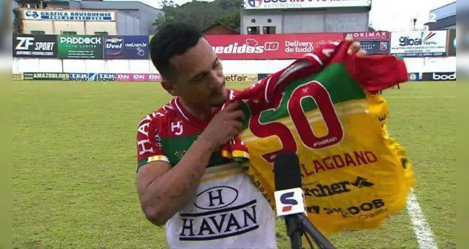 Thiago Alagoano ganhou uma camisa especial por conta do seu 50º gol pelo Brusque