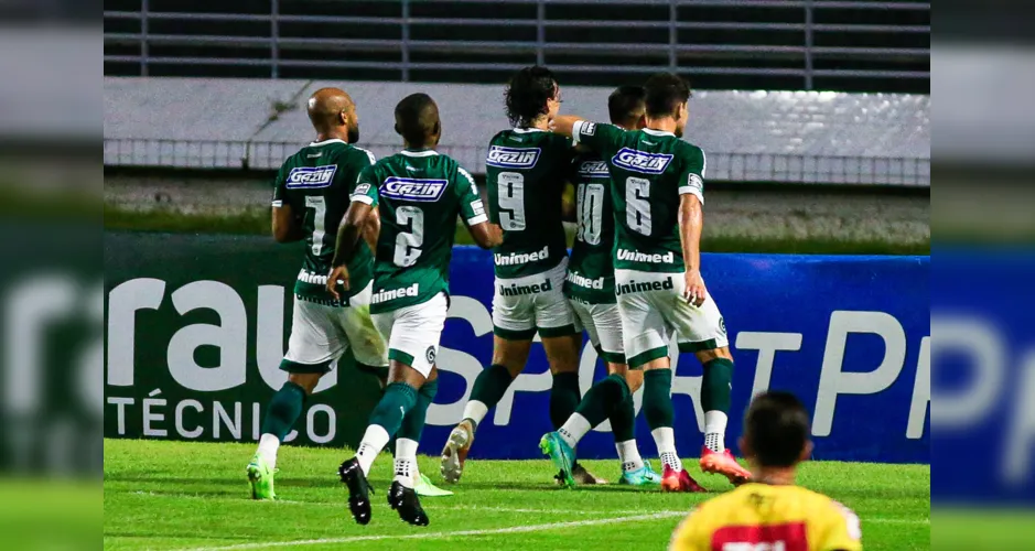 Atletas do Goiás comemoram gol sobre o Galo