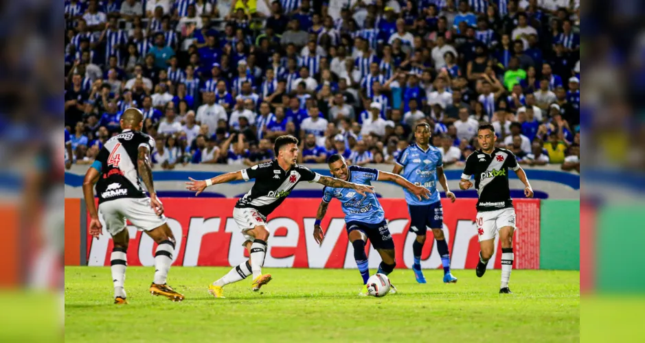 Danilo Boza dormiu no ponto e deixou Lucas Barcelos na boa para marcar o segundo do Azulão