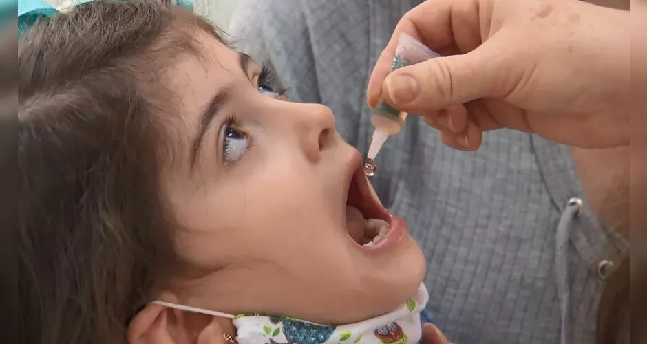 Criança recebe gotinha contra a pólio em posto de saúde