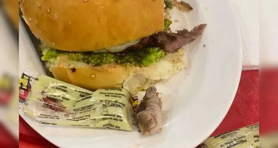 Mulher morde dedo humano ao comer hambúrguer em lanchonete