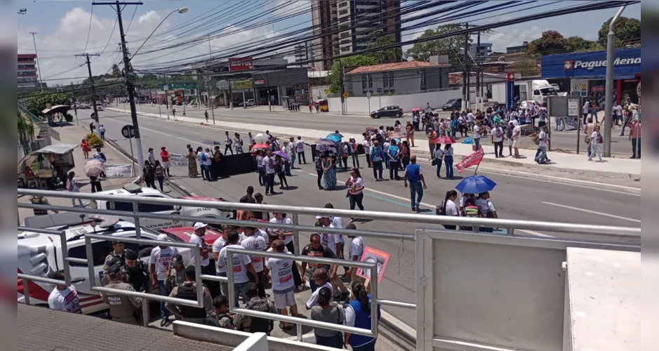 Agentes de saúde e endemias de Maceió decidem pela greve em assembleia no CEPA e fecham Avenida Fernandes Lima durante caminhada