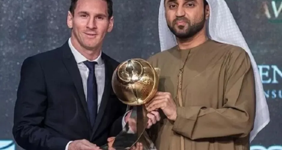 Imagem ilustrativa da imagem Messi recebe troféu de jogador do ano em premiação nos Emirados