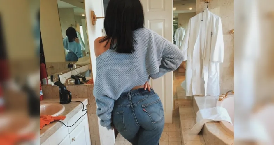 Imagem ilustrativa da imagem Kylie Jenner dá empinadinha no bumbum para foto sexy em banheiro