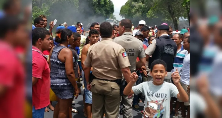 Imagem ilustrativa da imagem VÍDEO: Protesto bloqueia os dois sentidos da BR-104 em Rio Largo