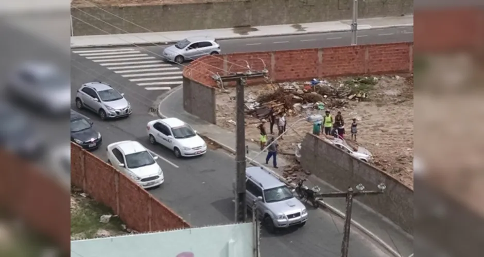Imagem ilustrativa da imagem Veículo sobra em curva, derruba parte de muro e invade terreno na Jatiúca