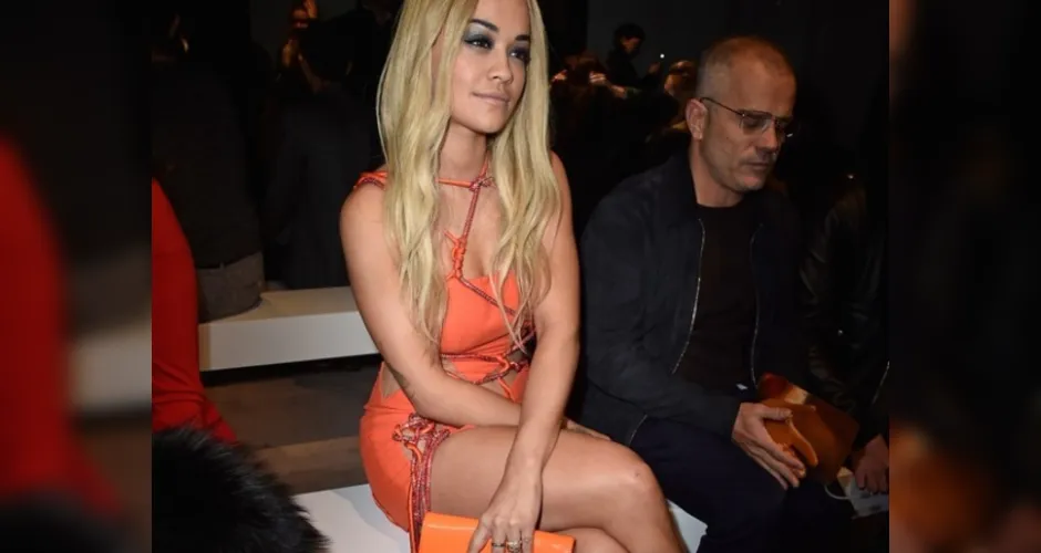 Imagem ilustrativa da imagem Rita Ora ousa, dispensa calcinha e deixa tattoo indiscreta à mostra